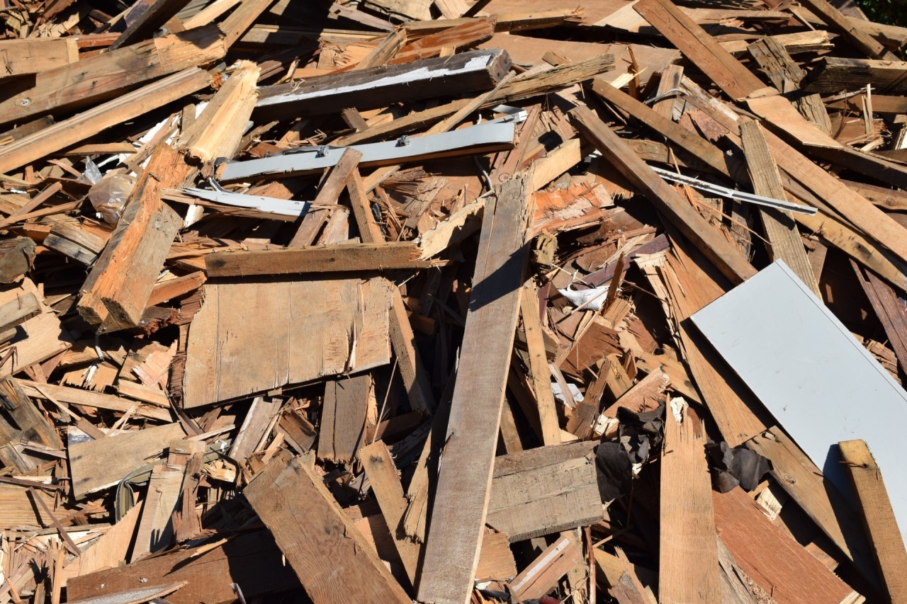 木片が積み上げられた写真