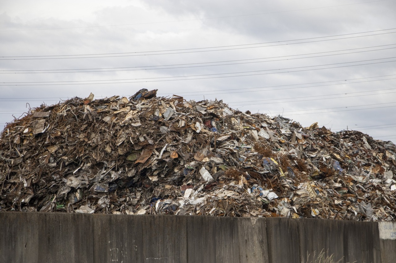 ゴミが渦高く積まれた写真